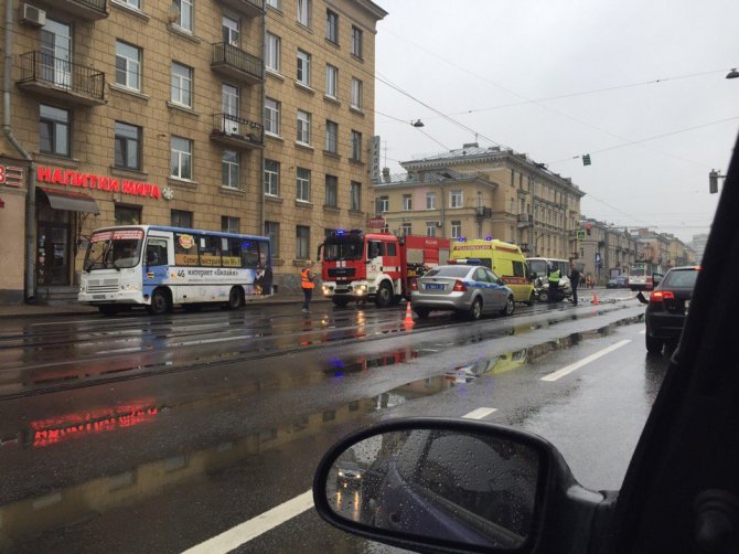 В ДТП на Среднеохтинском в Петербурге пострадал водитель (3).jpg