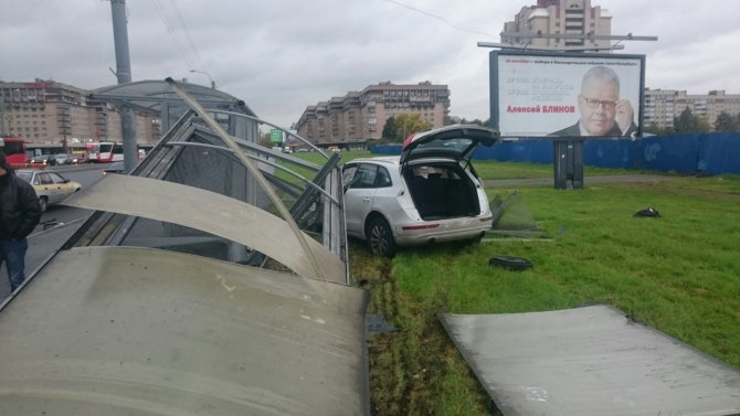 В Петербурге на Бухаресткой после ДТП автомобиль сбил пешеходов (2).jpg