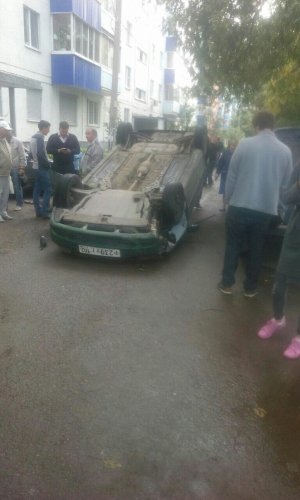 В Уфе неадекватный водитель во дворе дома опрокинул на крышу автомобиль (2).jpg