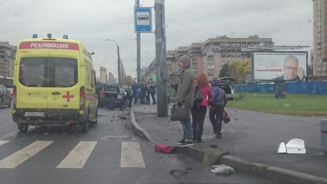 В Петербурге на Бухаресткой после ДТП автомобиль сбил пешеходов (8).jpg