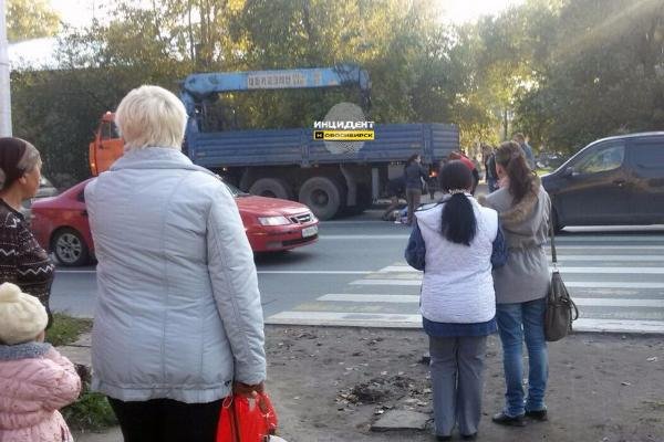 В Новосибирске на глазах у своего ребенка под колесами КамАЗа погибла мать троих детей (1).jpg