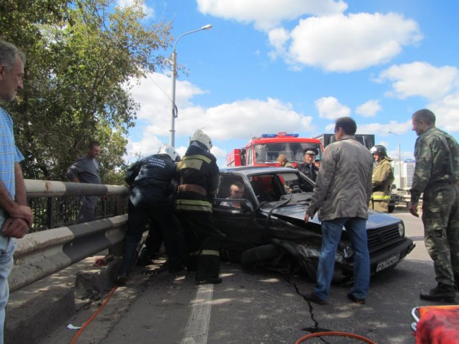 В Воронеже пассажиру автомобиля оторвало руку об отбойник, а водитель скрылся.jpg