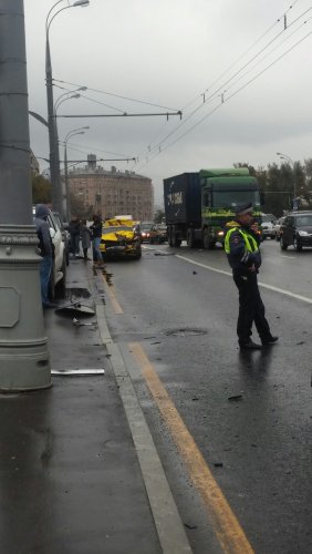 На Варшавском шоссе в Москве после ДТП перевернулась иномарка (1).jpg