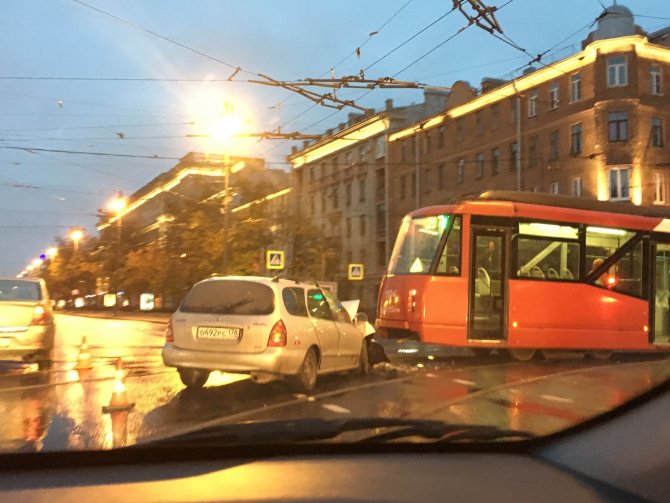 В Петербурге в ДТП с трамваем пострадали три человека (4).jpg
