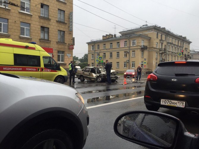 В ДТП на Среднеохтинском в Петербурге пострадал водитель (2).jpg