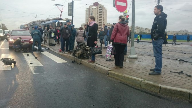 В Петербурге на Бухаресткой после ДТП автомобиль сбил пешеходов (9).jpg