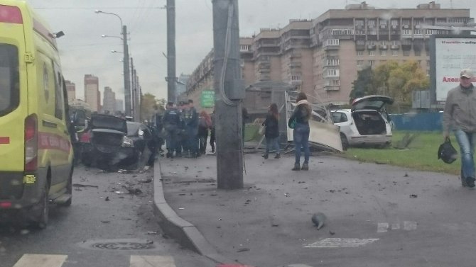 В Петербурге на Бухаресткой после ДТП автомобиль сбил пешеходов (7).jpg