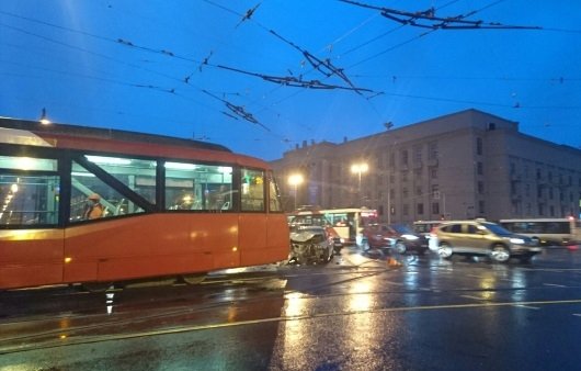 В Петербурге в ДТП с трамваем пострадали три человека (1).jpg