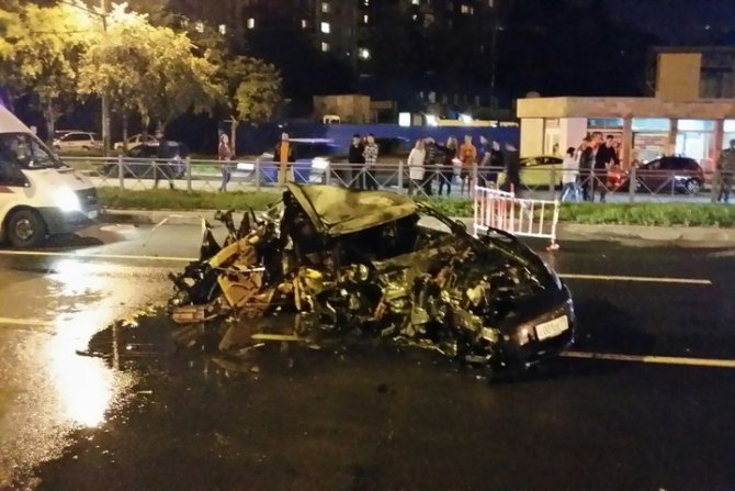В Петербурге после ДТП выгорел Porsche (2).jpg