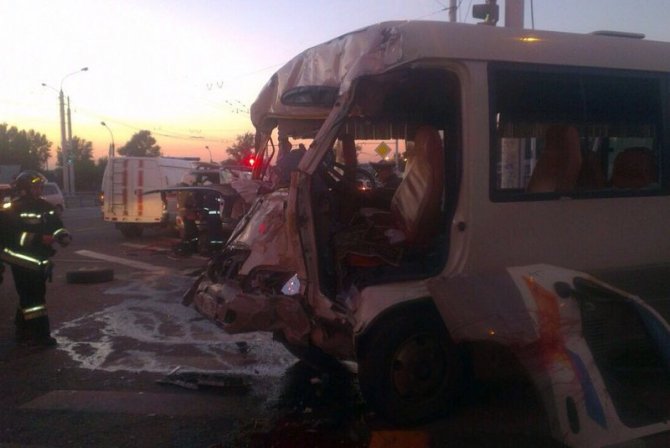 В ДТП с маршруткой и автобусом в Иркутске погиб человек (2).jpg