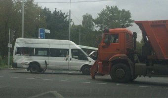 В ДТП с маршруткой в Москве пострадали два человека