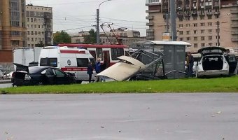 В Петербурге на Бухаресткой после ДТП автомобиль сбил пешеходов