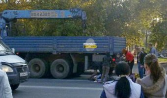 В Новосибирске на глазах у своего ребенка под колесами КамАЗа погибла мать троих детей