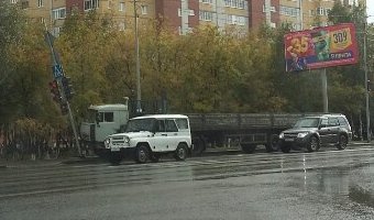В Тюмени КамАЗ погнул светофор и уехал