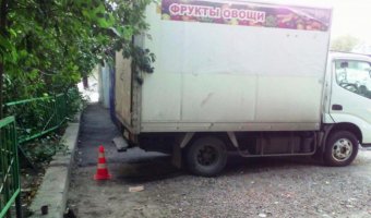 В Новосибирске грузовик сломал ноги мальчику