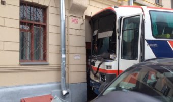 В Москве автобус врезался в здание
