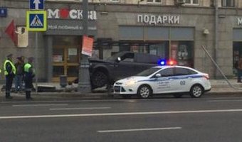 Range Rover протаранил остановку в центре Москвы