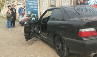 В Уфе после ДТП машину отбросило на остановку: пострадали две женщины