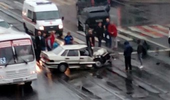 В ДТП на Среднеохтинском в Петербурге пострадал водитель