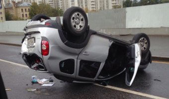 На Варшавском шоссе в Москве после ДТП перевернулась иномарка
