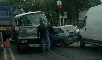 ДТП в Смоленске: грузовик с кирпичами протаранил легковушку