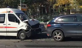 В центре Москвы столкнулись «скорая» и Porsche