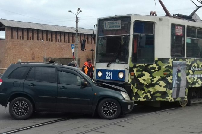 В Смоленске столкнулись внедорожник и трамвай (2).jpg