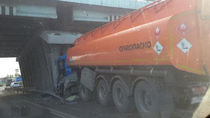 В Подмосковье бензовоз врезался в опору моста (2).jpg