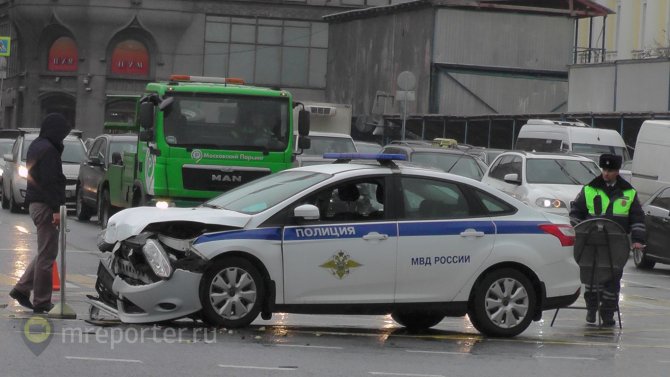 ДТП в Москве, полицейский автомобиль и машина с номером А403МР97