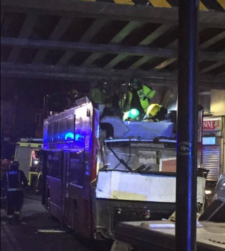 Двухэтажному автобусу в Лондоне снесло второй этаж 22.10.2016