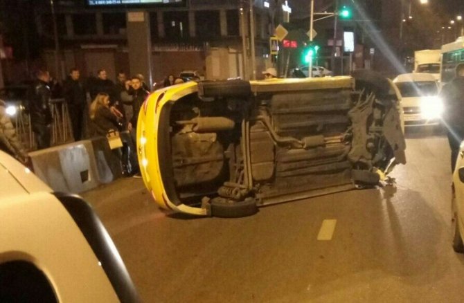 В Краснодаре опрокинулось такси с детьми (2).jpg