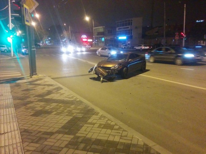 В Краснодаре опрокинулось такси с детьми (1).jpg