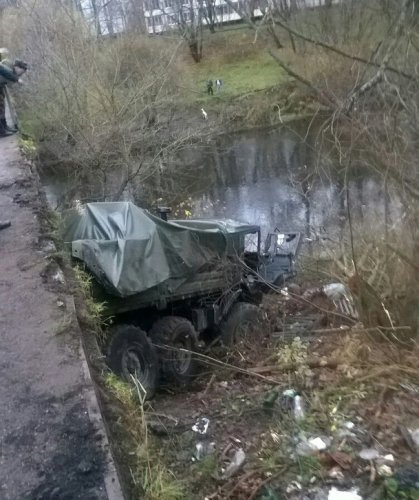 Военный КамАЗ упал с моста под Лугой, 30.10.2016