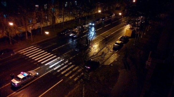 В Петербурге на Литовской улице сбитого пешехода забросило на крышу автомобиля (3).jpg