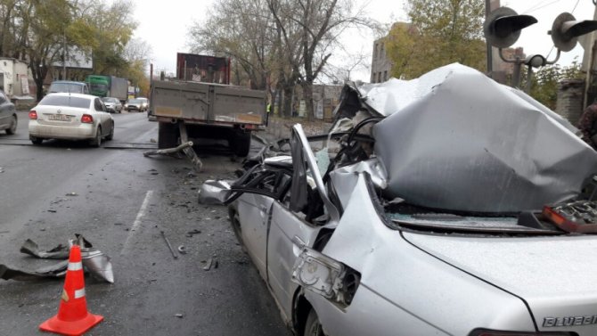 В Екатеринбурге Nissan влетел в фуру погиб водитель (4).jpg