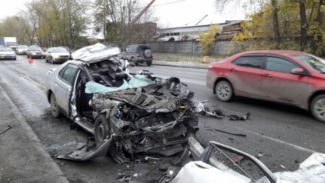 В Екатеринбурге Nissan влетел в фуру погиб водитель (1).jpg