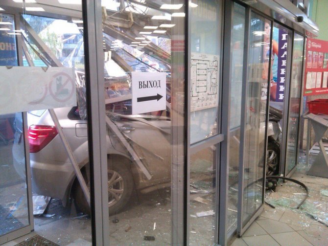 Пенсионер на автомобиле Lifan протаранил торговый центр в Самаре