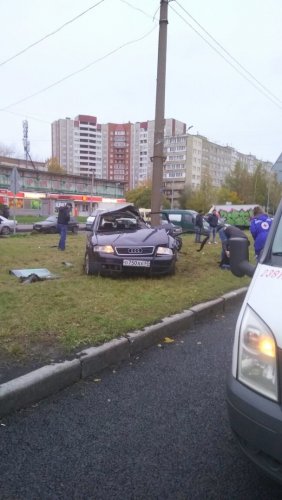 На Софийской в Петербурге Audi врезался в столб пострадали четверо (1).jpg