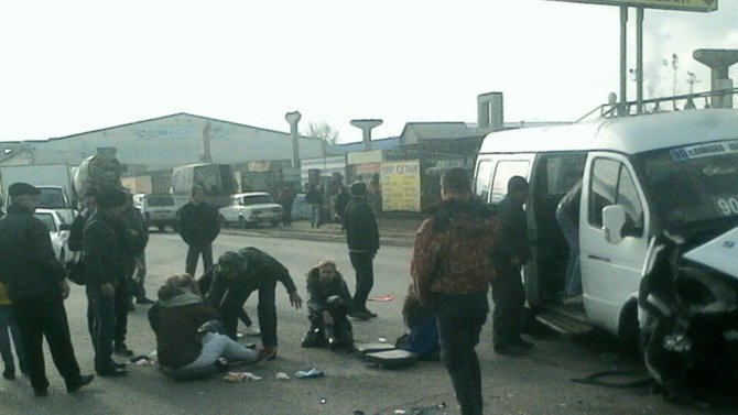 В ДТП с маршруткой в Астрахани пострадали шесть человек (2).jpg