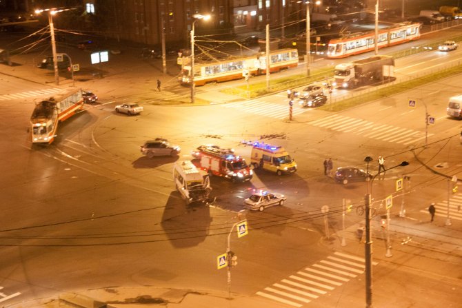 В ДТП с маршруткой на Косыгина в Петербурге пострадал водитель (2).jpg
