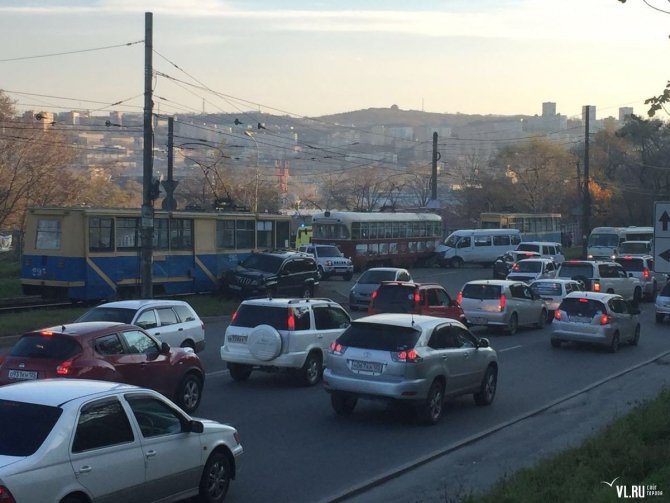 Во Владивостоке маршрутка врезалась в трамвай, 26 октября