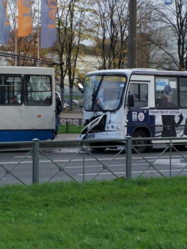 В Петербурге в ДТП с маршруткой и троллейбусом пострадали пять человек (2).jpg