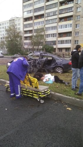 На Софийской в Петербурге Audi врезался в столб пострадали четверо (3).jpg