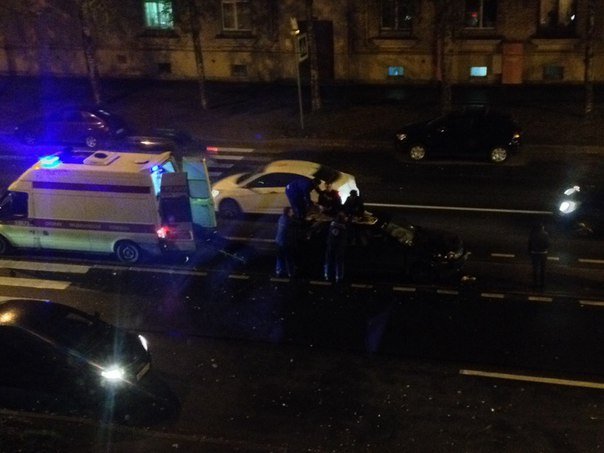 В Петербурге на Литовской улице сбитого пешехода забросило на крышу автомобиля (2).jpg