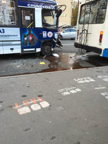 В Петербурге в ДТП с маршруткой и троллейбусом пострадали пять человек (1).jpg