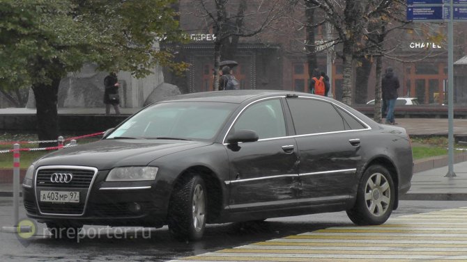 ДТП в Москве, полицейский автомобиль и машина с номером А403МР97