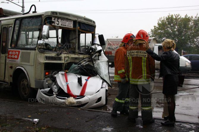 В Новокузнецке в ДТП с маршруткой погибли два человека из свадебного кортежа (7).jpg