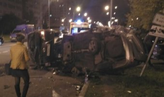 На Искровском в Петербурге после ДТП перевернулись две машины