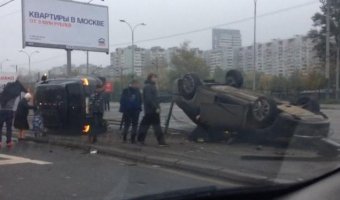 В ДТП на севере Москвы опрокинулись два автомобиля