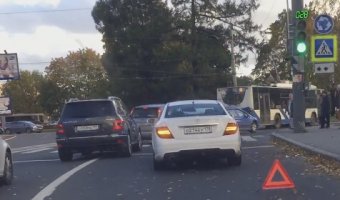 Две иномарки столкнулись на въезде на площадь Мужества в Петербурге